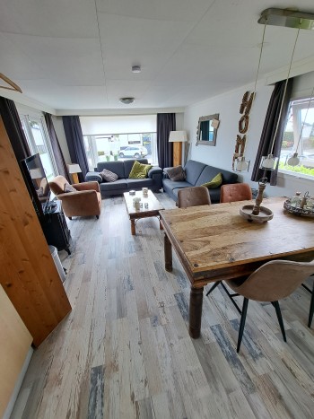 Woonkamer vanuit keuken chalet